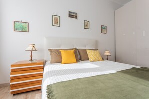 Tabla de planchar con plancha, wifi gratis y ropa de cama 