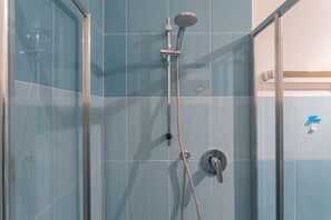 Een douche, een haardroger, een bidet, handdoeken