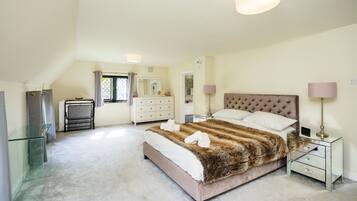 Deluxe House | 9 bedrooms, free WiFi
