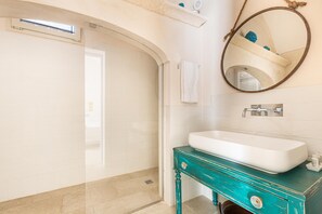 Vila | Kamar mandi | Shower, pancuran hujan,  dan pengering rambut