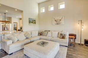 TV, lò sưởi, sách 