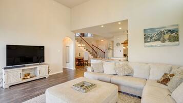 TV, perapian, dan buku