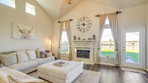 TV, fireplace, books - Gorgeous Cypress Home w/ Patio & Spacious Yard! (Hockley)