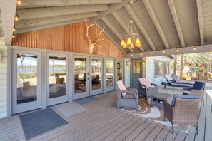 Interior - Fire Pit & Grill: Waterfront Cabin in Lakeside! (Lakeside)