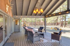 Interior - Fire Pit & Grill: Waterfront Cabin in Lakeside! (Lakeside)