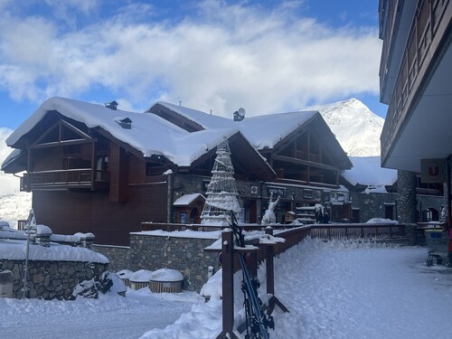 Flat located at the foot of the slopes with heated pool, sauna and hammam