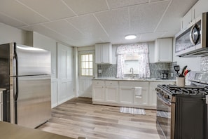 Apartment (2 Bedrooms) | Interior - Central Auburn Apartment w/ Porch: Pets Welcome! (Auburn)