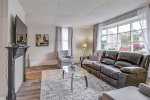 Apartment (2 Bedrooms) | Front of property - Central Auburn Apartment w/ Porch: Pets Welcome! (Auburn)