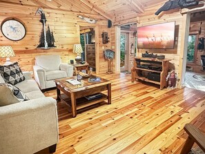 Una televisión, una chimenea