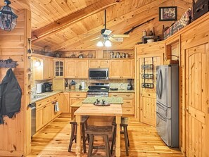 Frigorífico, microondas, horno y placa de cocina