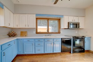 House (2 Bedrooms) | Private kitchen | Microwave, oven, stovetop, dishwasher - Charming Pittsburgh Home ~ 2 Mi to Downtown (Pittsburgh)