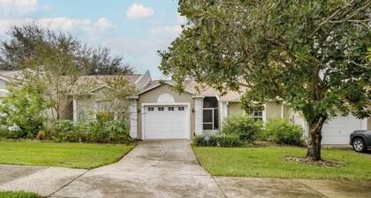 20 Mi to Disney: Condo w/ Pool Access in Clermont!