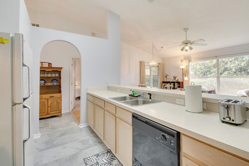 20 Mi to Disney: Condo w/ Pool Access in Clermont!