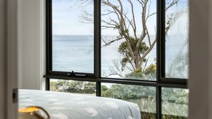 4 bedrooms, iron/ironing board, free WiFi, bed sheets - Earth Sea Sky - light filled family home (Separation Creek)