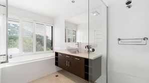 Douche, sèche-cheveux, serviettes fournies