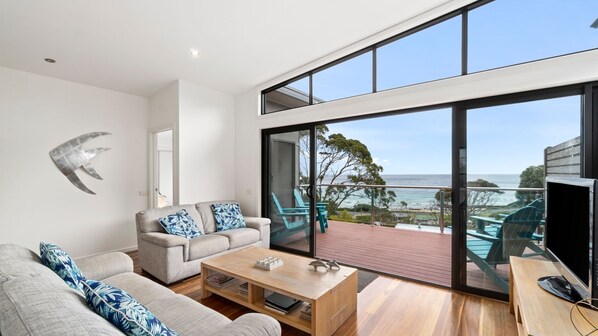 Smart TV, fireplace - Earth Sea Sky - light filled family home (Separation Creek)