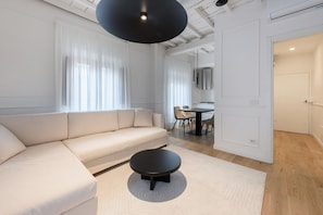 Deluxe Apartment | Living area | 40-inch flat-screen TV with digital channels - Pitti Prestige by Mmega (Florence)