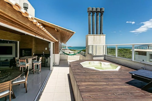 Luxury Penthouse , private access to the beach, hot tub Jacuzzi, Confy and fancy