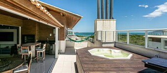 Luxury Penthouse , private access to the beach, hot tub Jacuzzi, Confy and fancy