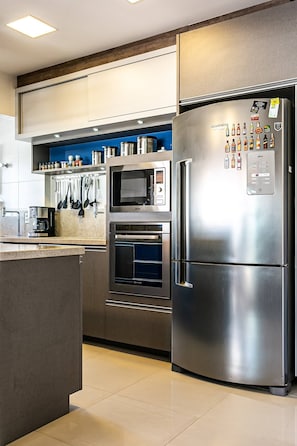Réfrigérateur, four à micro-ondes, un four, surface de cuisson