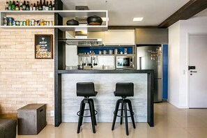 Geladeira, micro-ondas, fogão, cooktop