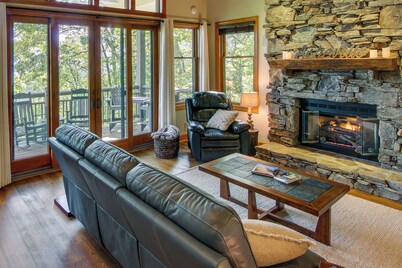 Mtn-view Condo w/ Screened Porch in Burnsville!