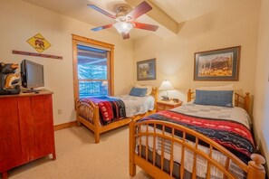 3 bedrooms, free WiFi, bed sheets - Base Area Condo, Walk to the Lifts! Shared Hot Tub! (Mt. Crested Butte)