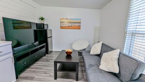 Smart TV - Modern Apt! Close to Tavares! Cozy w/ Private entrance!! (Leesburg)