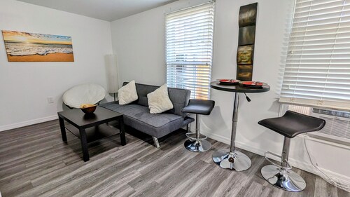 Modern Apt! Close to Tavares! Cozy w/ Private entrance!!