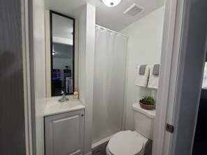 Haartrockner, Handtücher, Seife, Shampoo