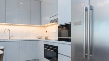 Fridge, microwave, oven, coffee/tea maker