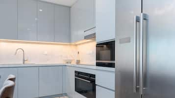 Fridge, microwave, oven, coffee/tea maker