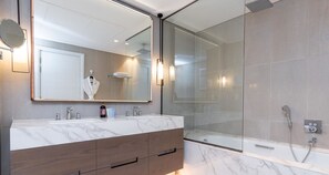 Sèche-cheveux, serviettes fournies