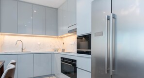 Frigorífico, microondas, horno y cafetera o tetera