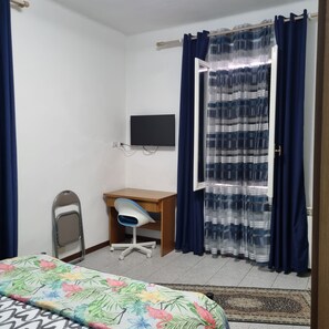 Habitación clásica con 1 cama doble o 2 individuales | Mobiliario individual, escritorio, wifi gratis y ropa de cama