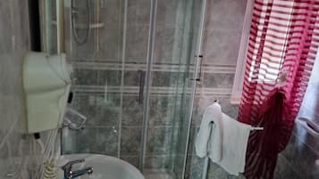 Habitación clásica con 1 cama matrimonial o 2 individuales | Baño | Regadera, amenidades de baño gratuitas, secadora de cabello, bidet