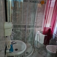 Classic Double or Twin Room | Bathroom | Shower, free toiletries, hair dryer, bidet