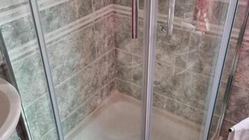 Classic-Doppel- oder -Zweibettzimmer | Badezimmer | Dusche, kostenlose Toilettenartikel, Haartrockner, Bidet