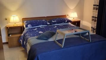 Classic-Doppel- oder -Zweibettzimmer | Individuell eingerichtet, Schreibtisch, kostenloses WLAN, Bettwäsche