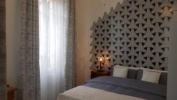 Classic-Doppel- oder -Zweibettzimmer | Individuell eingerichtet, Schreibtisch, kostenloses WLAN, Bettwäsche