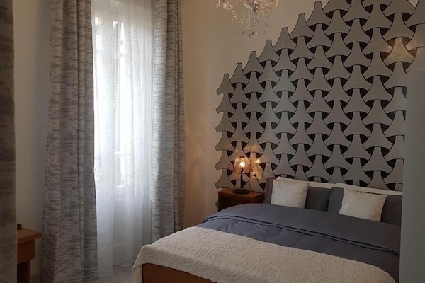 Dobbelt- eller tomannsrom – classic | Individuelt innredet, skrivebord, wi-fi (inkludert) og sengetøy