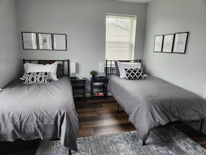 4 bedrooms, iron/ironing board, WiFi, bed sheets - Beautiful 4 bedroom home (Ypsilanti)