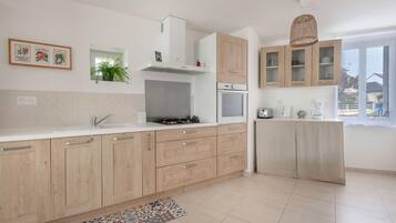 Een koelkast, een microgolfoven, een oven, een vaatwasser