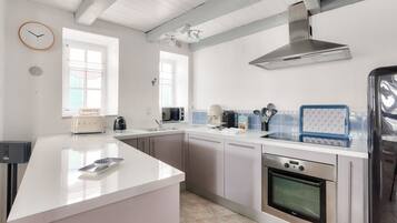 KĂŒhlschrank, Mikrowelle, Ofen, GeschirrspĂŒler