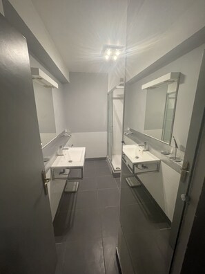 Articles de toilette (gratuits), séchoir à cheveux, serviettes fournies