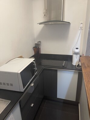 Geladeira, micro-ondas, fogão, cooktop