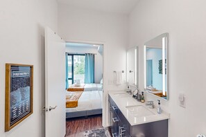 2 habitaciones, tabla de planchar con plancha y acceso a internet