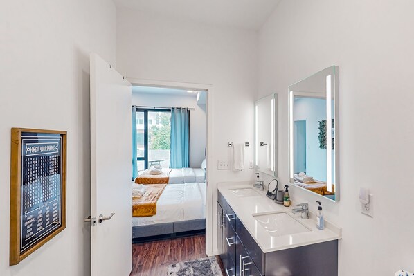 2 bedrooms, iron/ironing board, Internet, bed sheets - Gulch View condo with city views, pool, gym, & private parking - great location (Nashville)