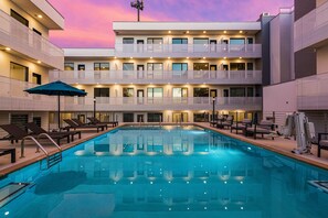 A heated pool - Gulch View condo with city views, pool, gym, & private parking - great location (Nashville)