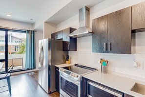 Refrigerador, microondas, horno, placa de cocina